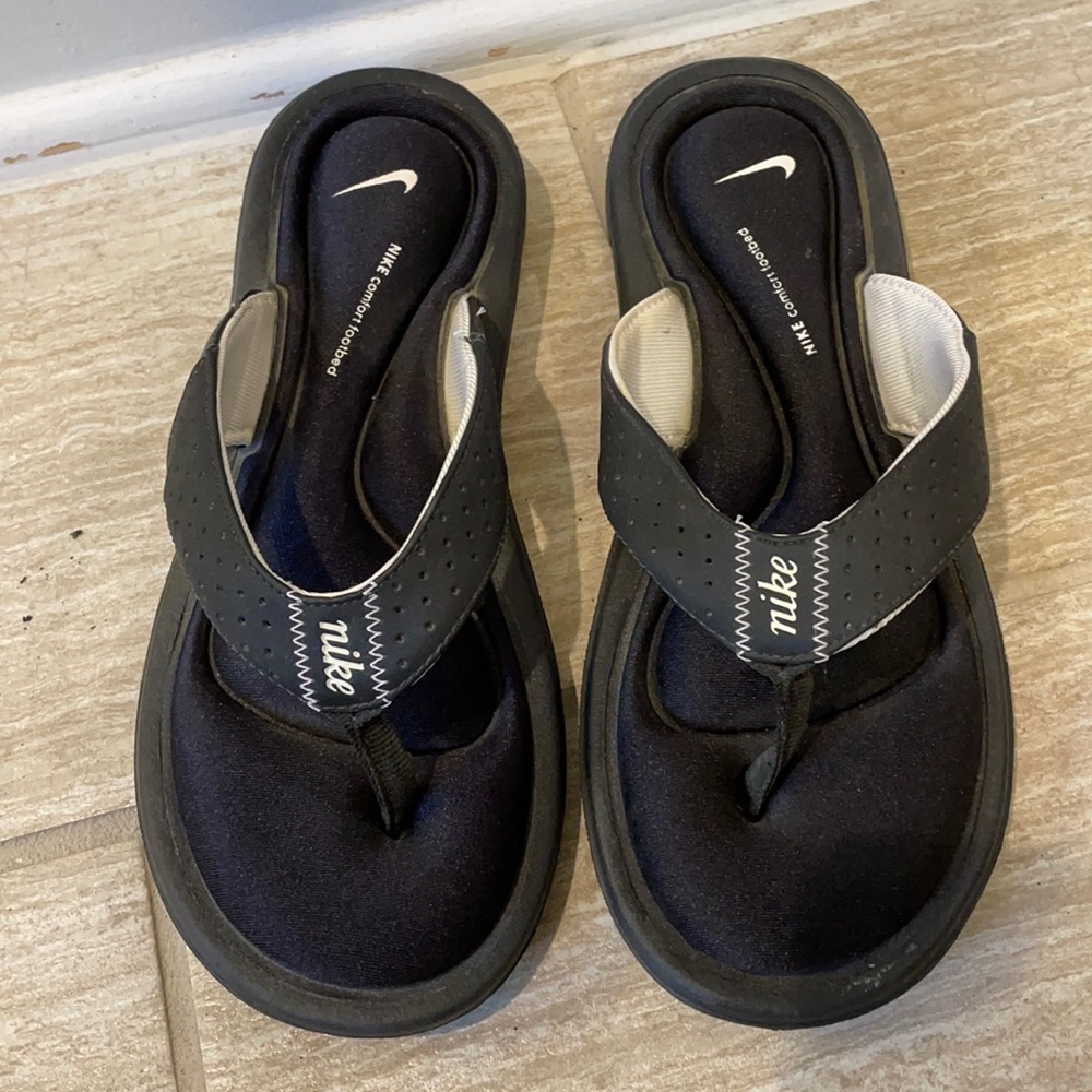 Size 6 Nike comfort footbed flip flops